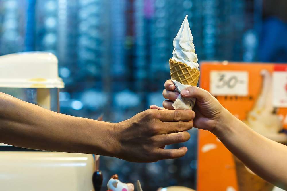 Soft-serve ice cream machine